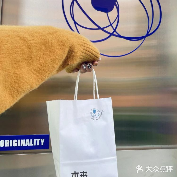 怎么会不被这抹克莱因蓝所吸引呢？一款专为国人打造的咖啡品牌