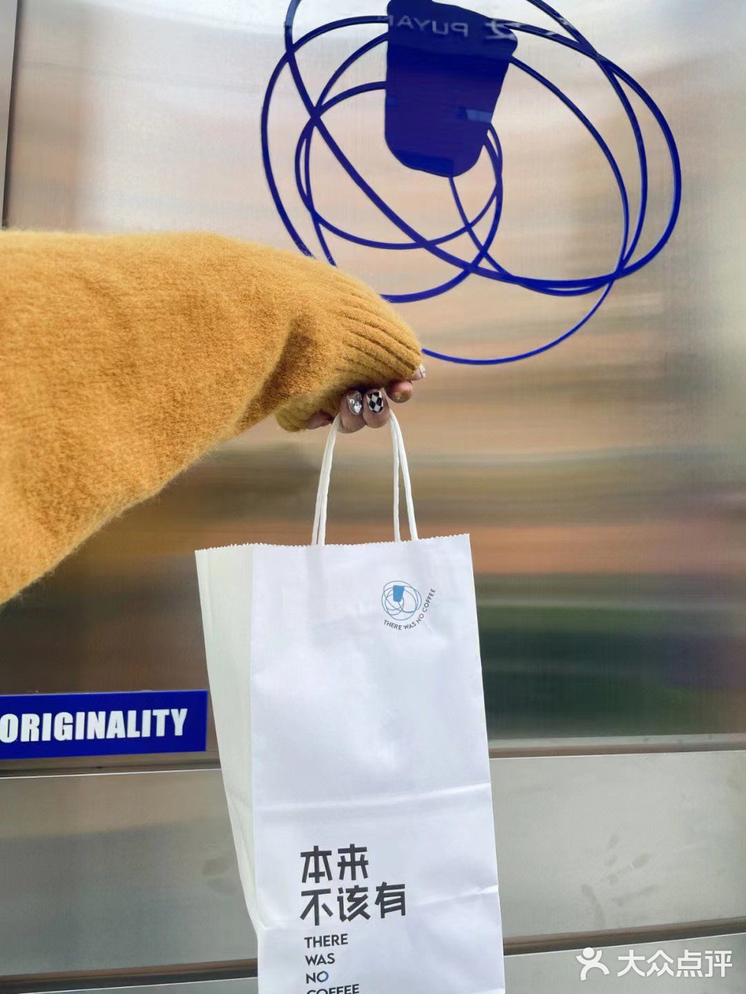 怎么会不被这抹克莱因蓝所吸引呢？一款专为国人打造的咖啡品牌