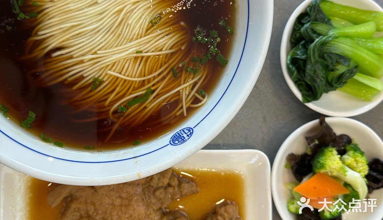 酱汁完全渗进了肉里，咸香中带点微甜