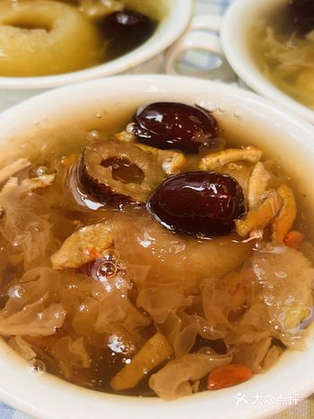 放入紫砂罐烤3个小时，看着就很养生！店里的烤梨