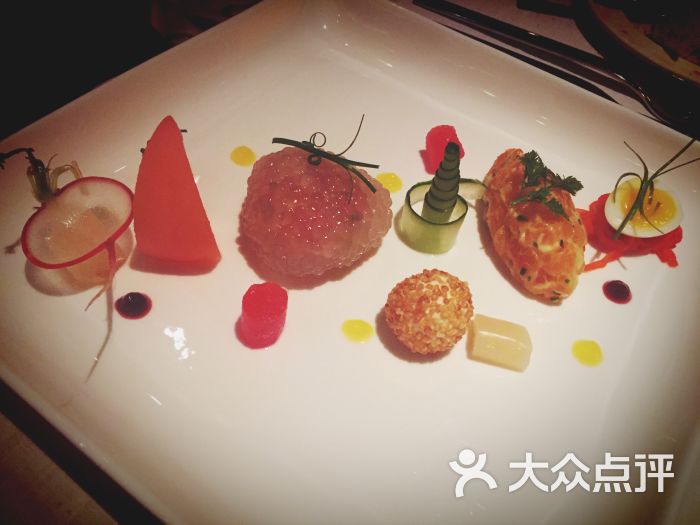 金枪三文鱼tartars配山羊芝士卷