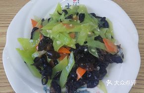 Green Pepper Stir-fried with Black Wood Ear Mushrooms