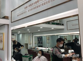 新店在四平路上，小小的窄窄的很不起眼