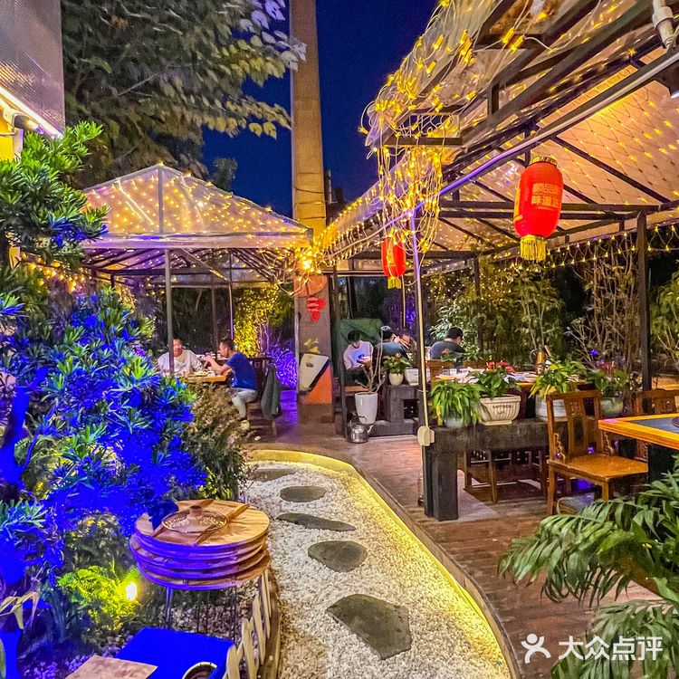 在川师大门口发现了这家仿佛走进农家四合小院的柴火鸡