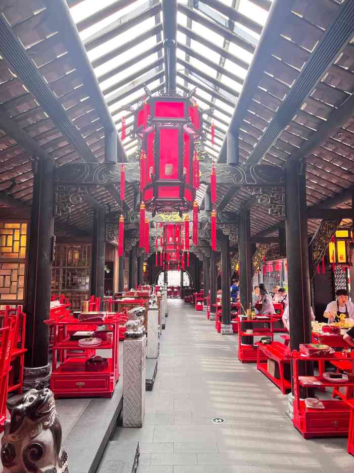 小龙翻大江·火锅美学(宽窄店)-"坐落于宽窄巷子中,环境很棒,真的是