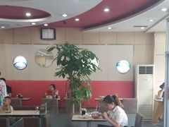大堂-李先生牛肉面大王(营口大润发店)