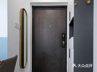 ️客厅整体光源上的设计，主灯和射灯并存，射灯为主