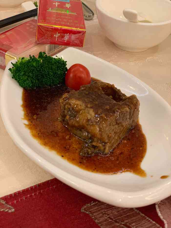 "昨天去参加好友的婚宴,在d楼.显然,吃不