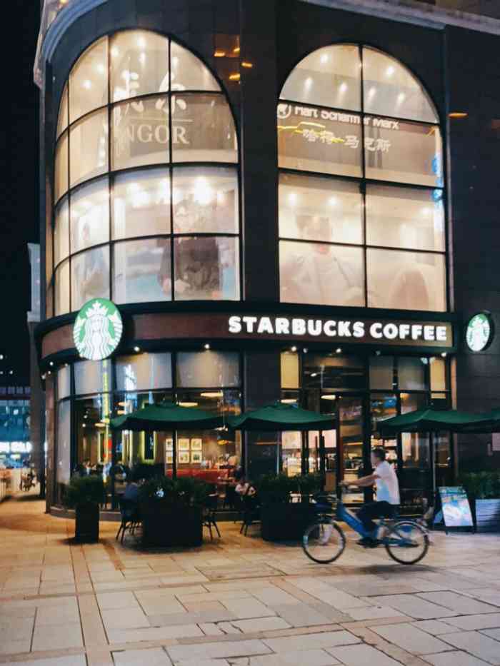 星巴克(东莞君尚百货店)-"星巴克,总能让人觉得舒适,客人不多,停车.