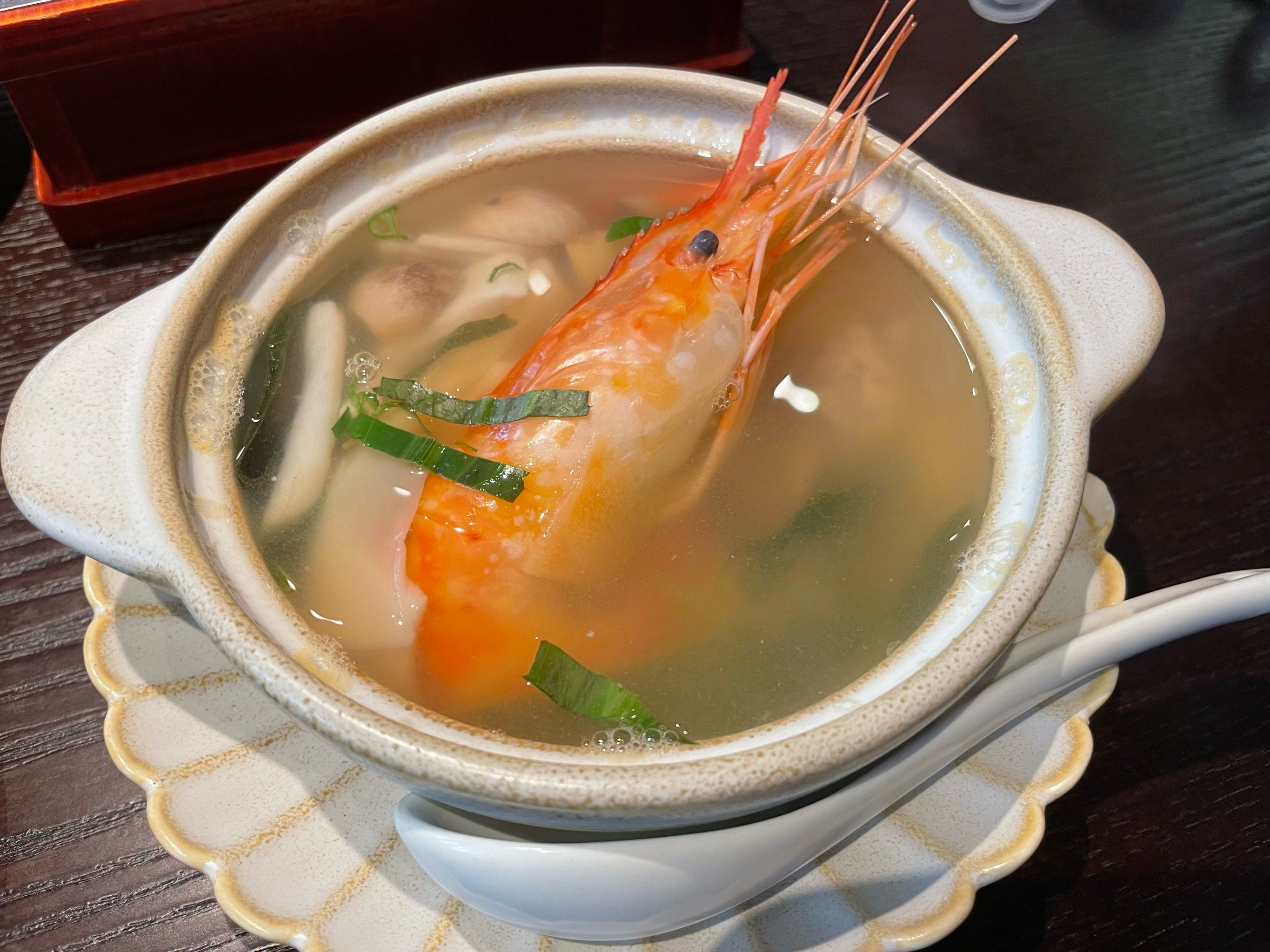 冬阴功汤是泰餐必点
几乎吃过泰国料理的朋友都喝过 但清汤冬阴功汤