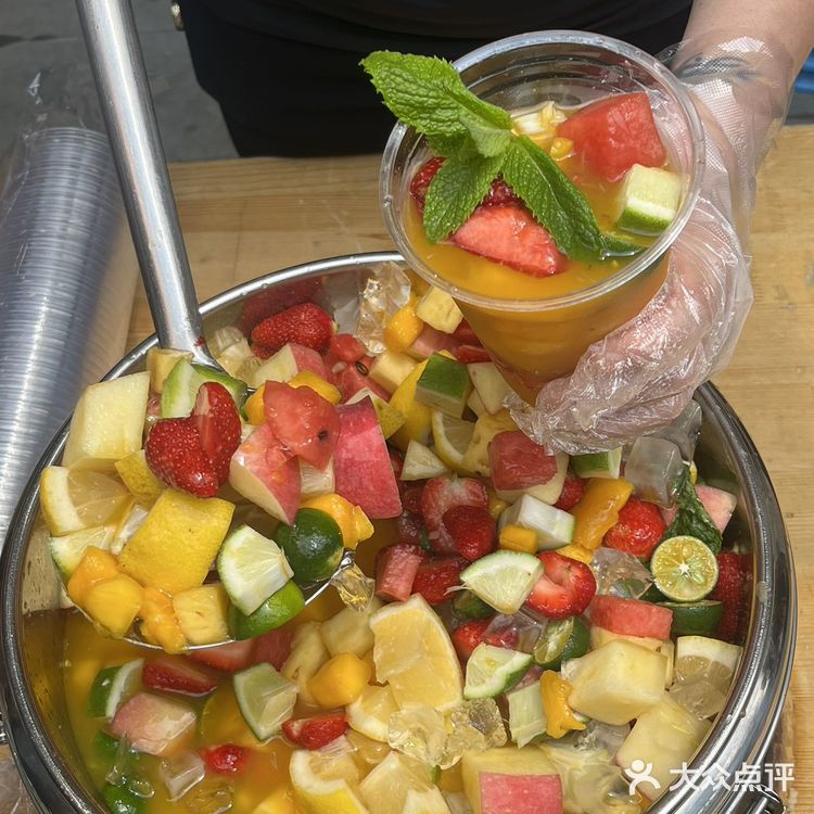 夏天来时代天街一定要冲这家火锅！鲜拌牛肉+冰镇水果捞