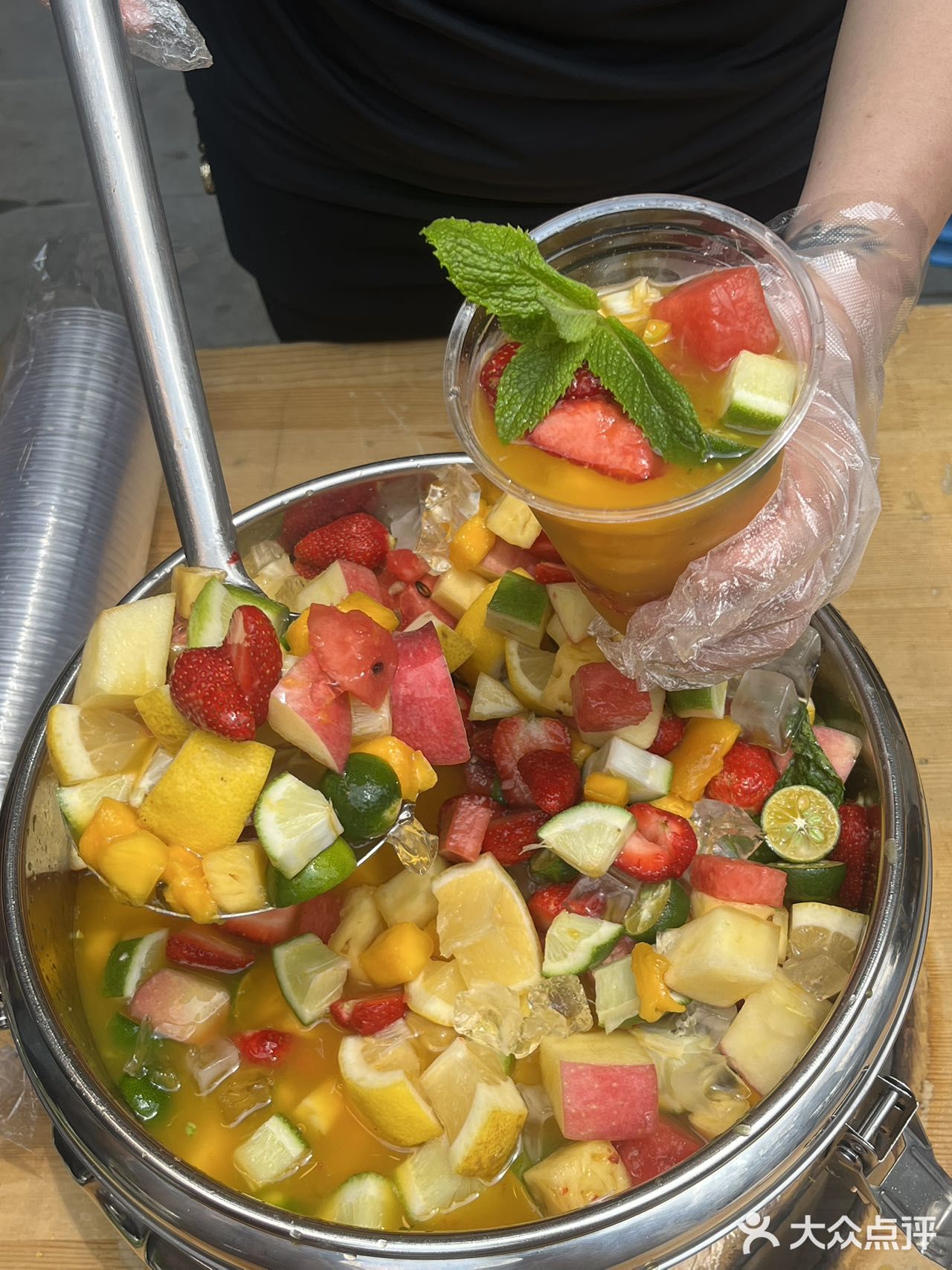 夏天来时代天街一定要冲这家火锅！鲜拌牛肉+冰镇水果捞