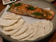 烟熏三文鱼配烤饺子皮和芥末籽酱-BOR Eatery(安福路店)