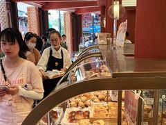 面包甜点陈列柜-嘉华鲜花饼·现烤(昆明老街店)