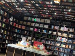 -钟书阁(松江泰晤士小镇店)