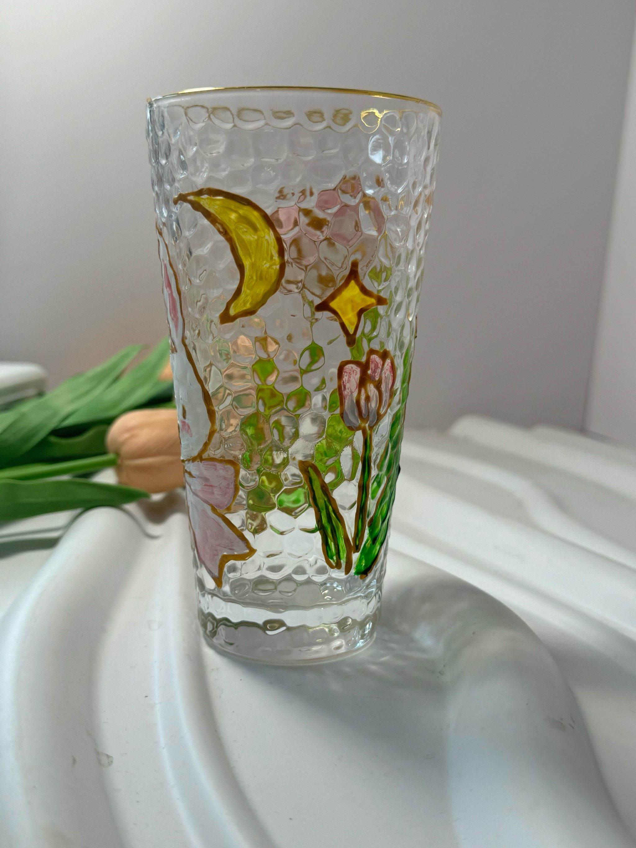 在玻璃杯上画画还是第一次体验
过程比较有趣
先在白纸上画好图案