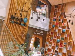 -新华里咖啡书吧(新华书店小寨店)