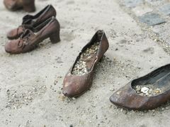 -多瑙河畔鞋履雕塑