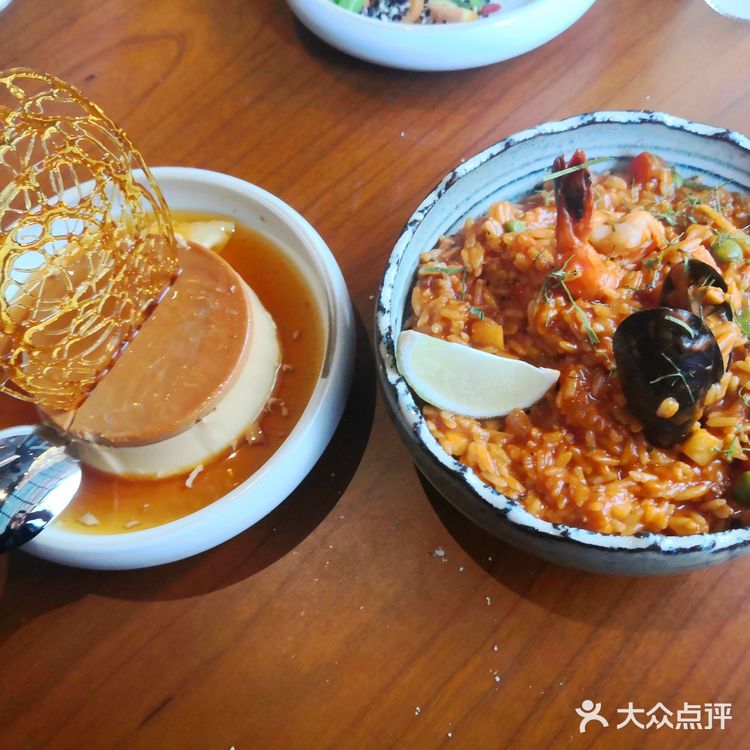 最有名当然是西班牙海鲜饭了