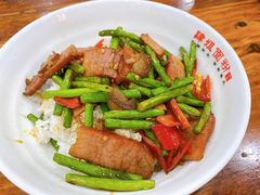 蒜苔炒腊肉盖浇饭-肆姐面粉馆(坡子街店)