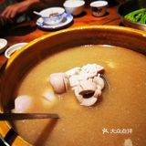 地处千灯湖区域，门口有停车位，但不算很多车位