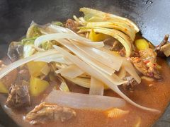 铁锅炖柴鸡-东北烧烤铁锅炖水库鱼