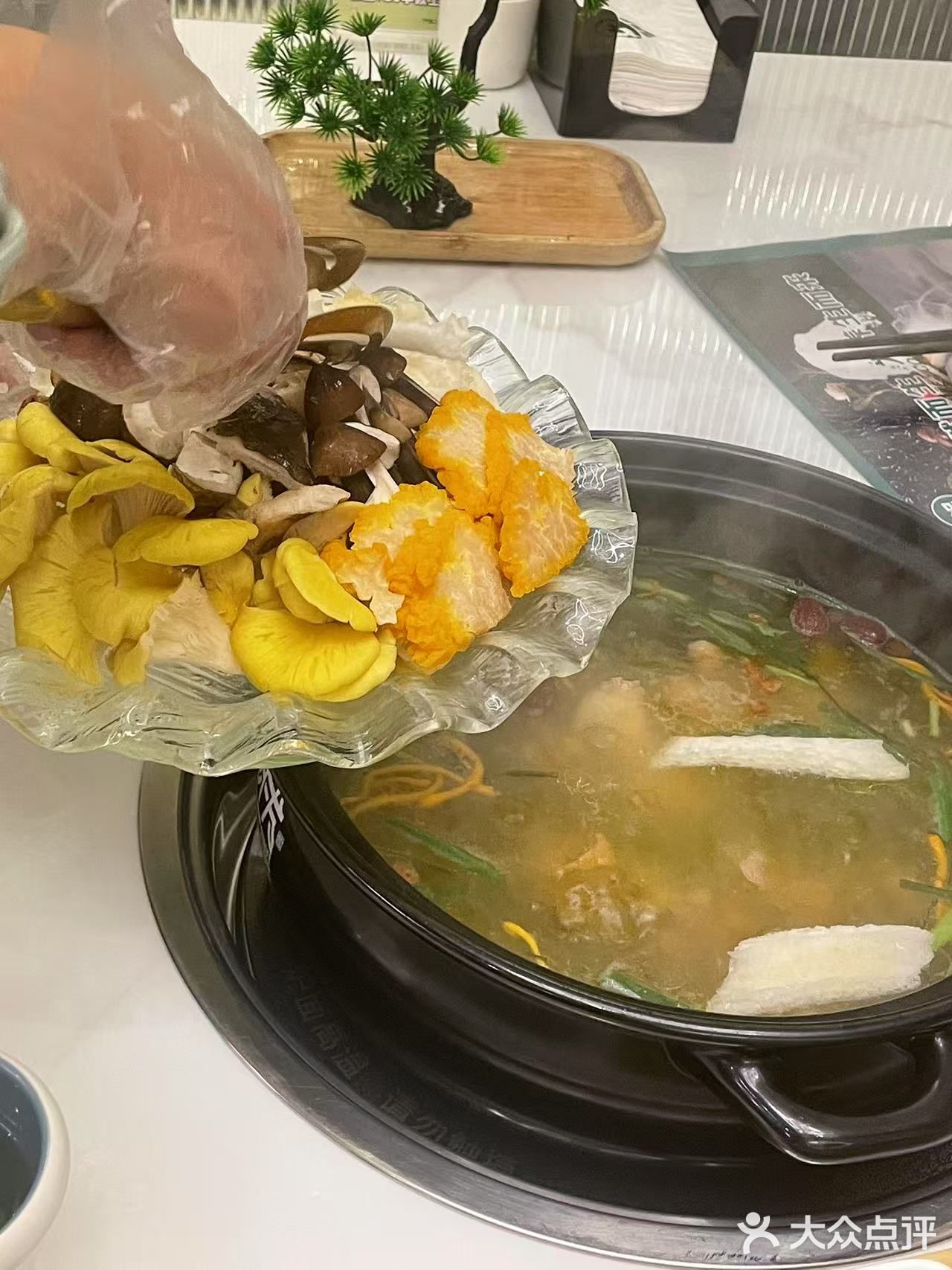 鲜美的野生菌火锅