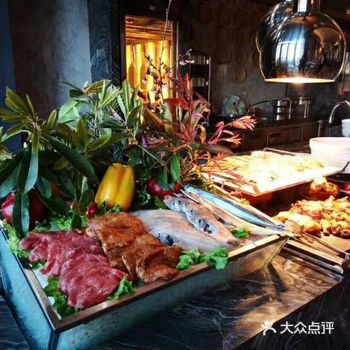 吃完饭可以带着家人，孩子在外面绕着海边走走