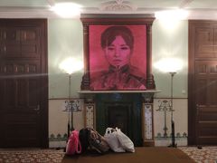 -Nathalie Djurberg与Hans Berg“牛皮纸包裹的月亮”-Prada荣宅当季展览