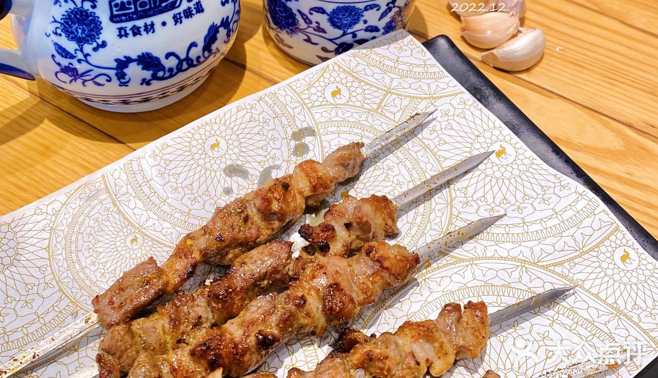大冷天儿来碗热乎乎的拉面别提多得劲儿了～肉串也够香！