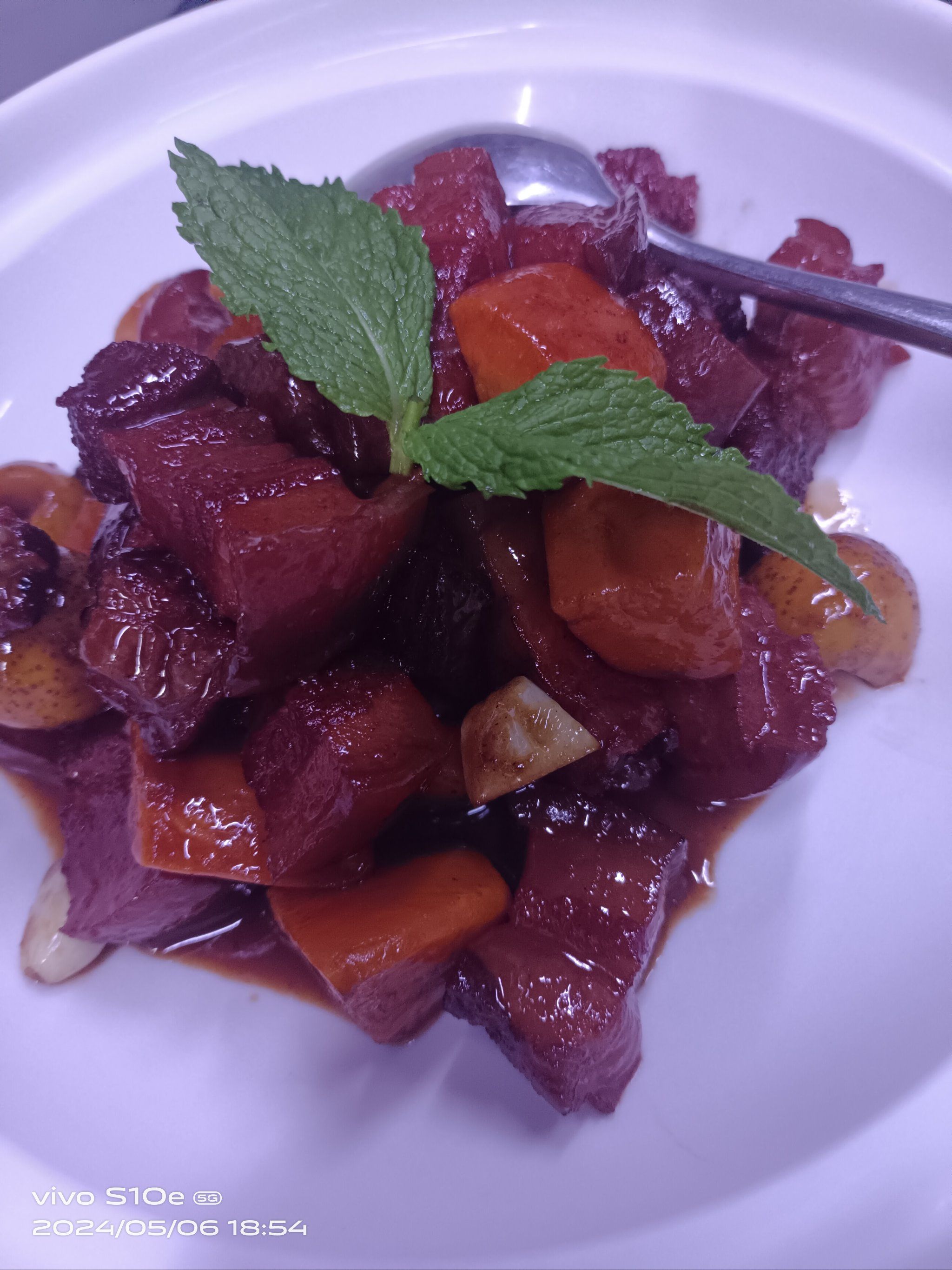 我很奇怪为什么水果和肉加地瓜,我刚开始还觉得很奇怪的菜,但是只有吃