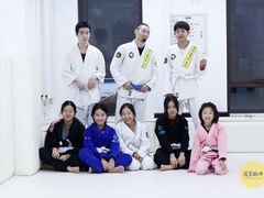 -菠萝格斗巴西柔术训练馆