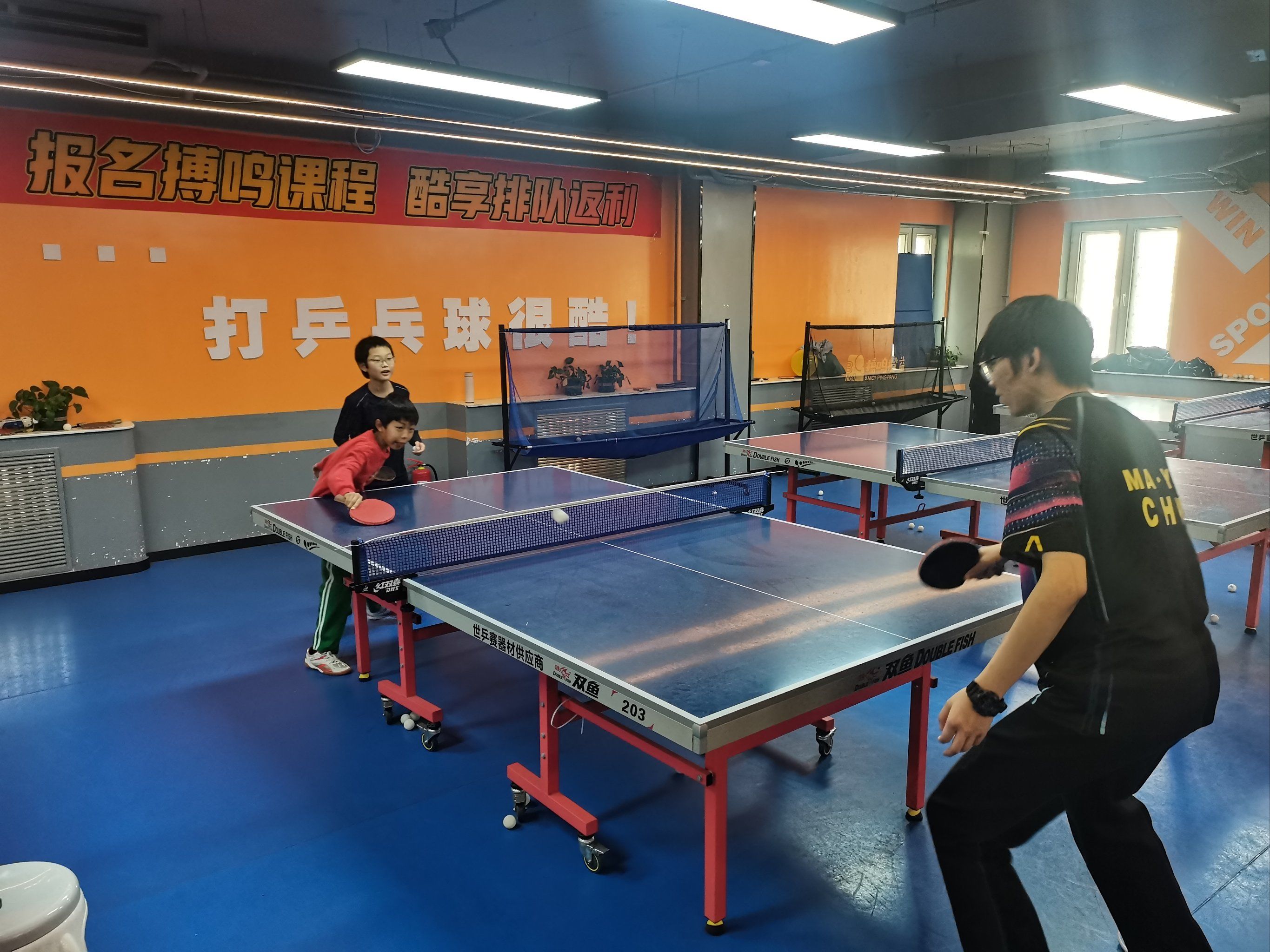 室内小球手乒乓练习,孩子们的乒乓球时光