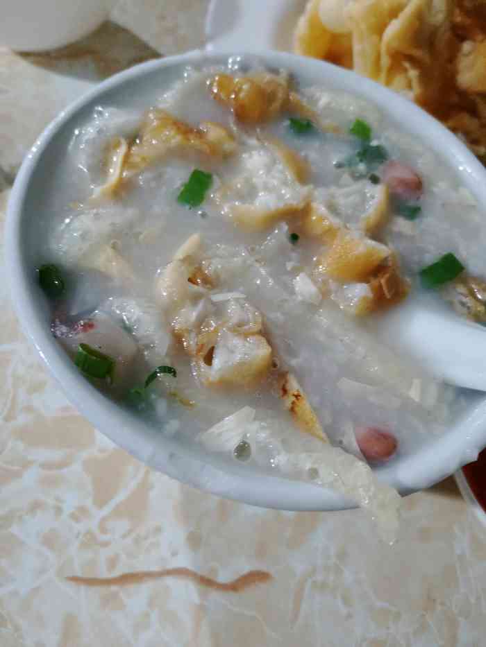 很久没来吃艇仔粥了好像越做越差粥底不绵看得到米粒不过料还是挺多的