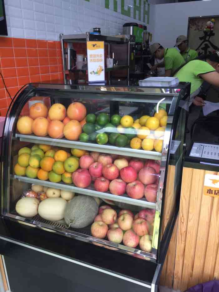 年8月22日打分路过61里,看到店里环境很89,就进来喝了一个水果杯