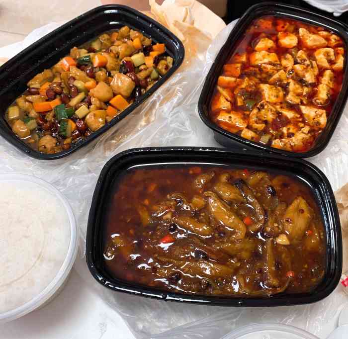 一碗麻婆豆腐(中东七彩城店)-"小店不大,装修有独特的风格,大鼓加小鼓