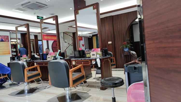 文峰美容美发店-"【项目】剪发在店里等朋友剪头,问前台w.