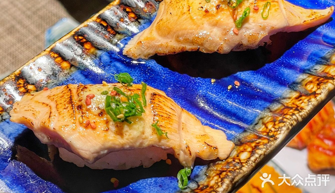 吃新鲜刺身海胆就来和利馆