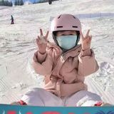 这个滑雪宝宝的笑容要融化我的心啦！