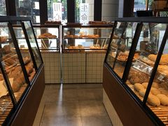 面包甜点陈列柜-Dough&Joe团憩(瑞虹天地月亮湾店)