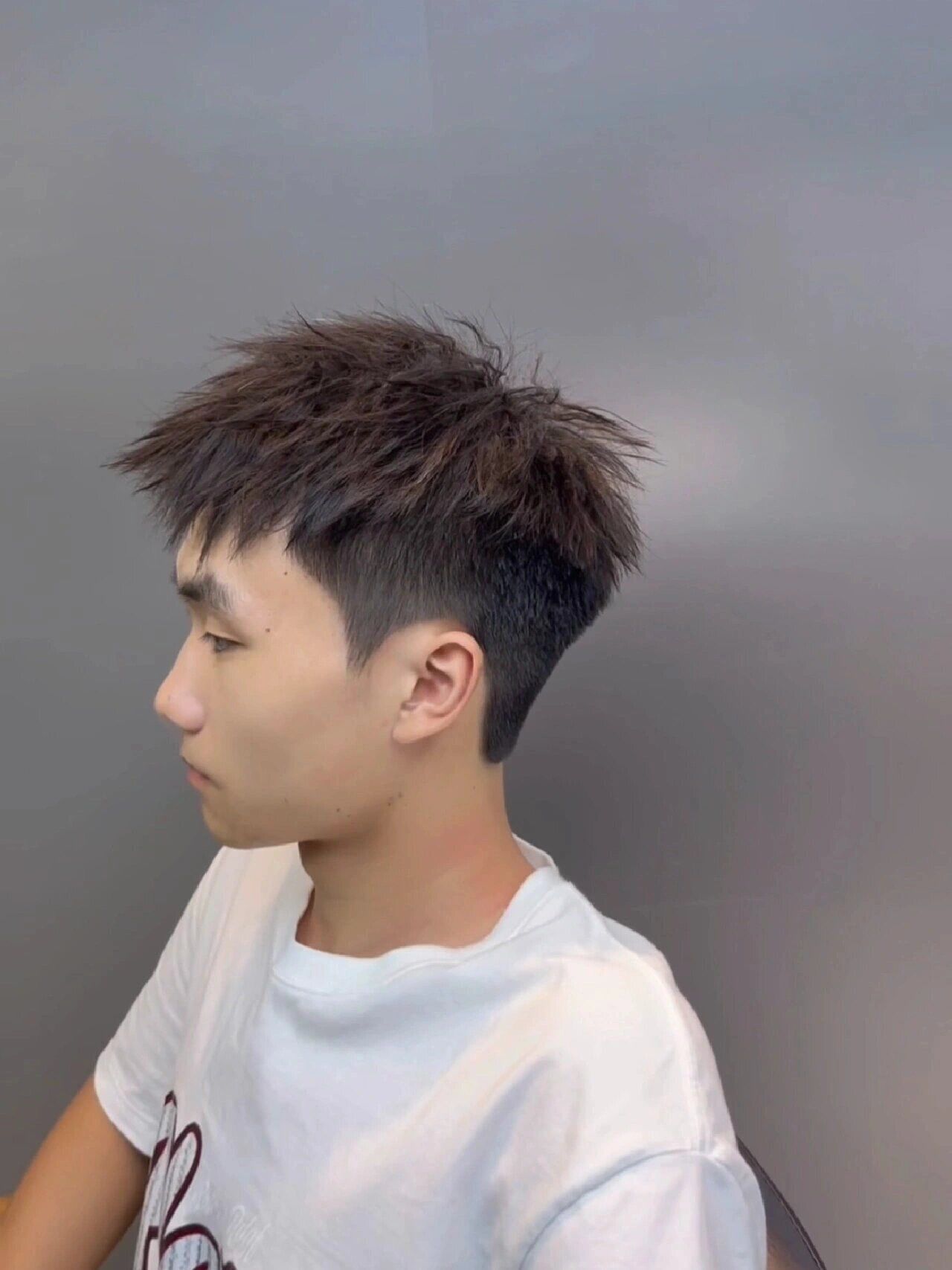 高额头发际线帅哥入