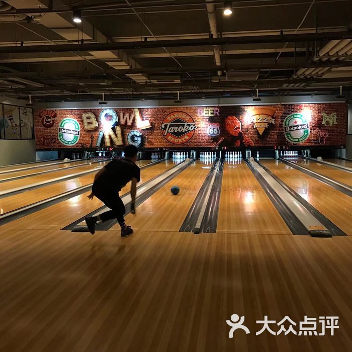 大鲁阁保龄 球馆