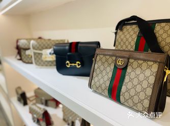 跟女儿一起来，这家二手店看看包包，卖的都是二手奢侈品