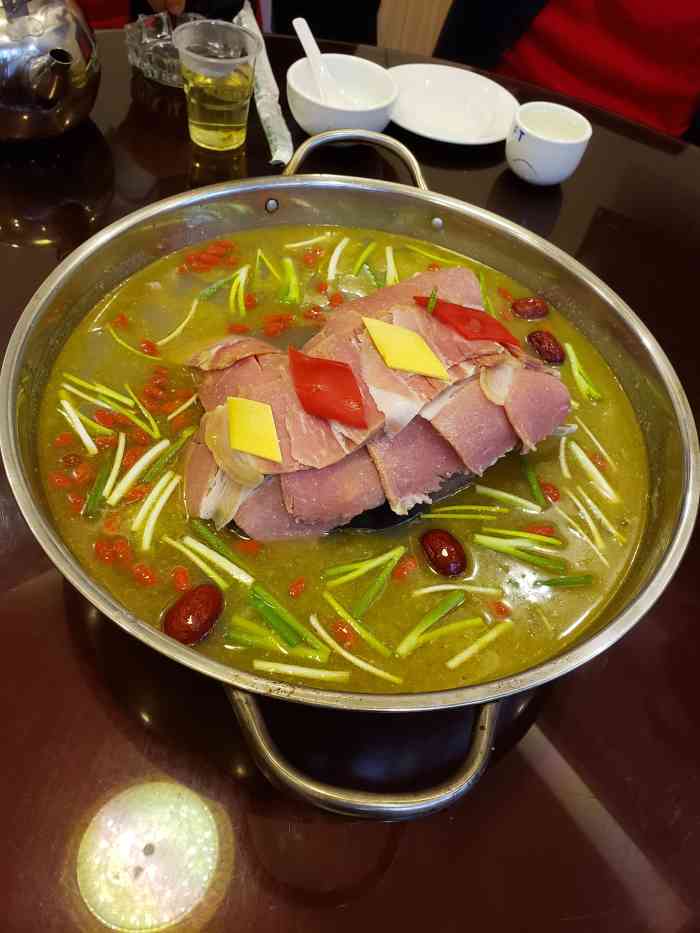 火腿肚包鸡-"很有特色的一家饭店,主打的火腿肚包鸡真的.