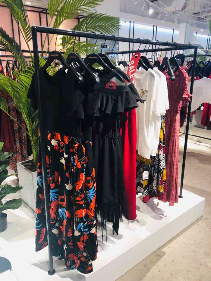 another home-"这家店在正大广场有两家一家是返季促销店.