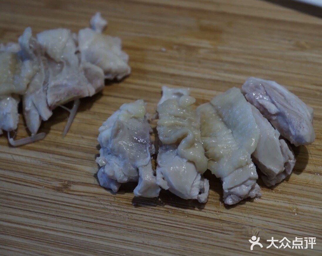 简单入门级的一道菜品快手姜葱蒸鸡