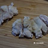简单入门级的一道菜品快手姜葱蒸鸡