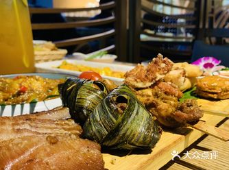 在银泰创意城，可以先导航，因为地铁和公交都可以到达银泰