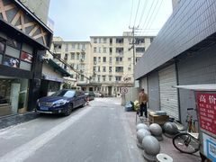 -肇嘉浜路853弄修鞋摊