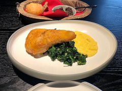 无骨鸡腿肉伴炒菠菜和玉米酱-GANEA 厨房神话故事西餐厅